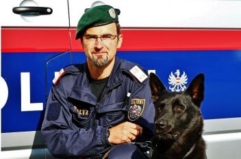 „Nero“, mit Diensthundeführer Kontrollinspektor Gerhard Jessner