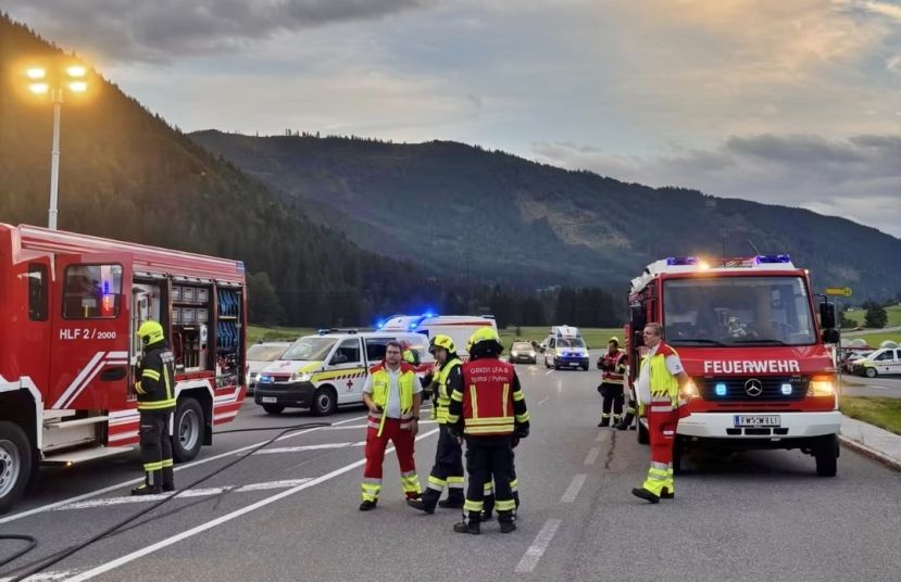 Schwerer Busunfall auf der B138
