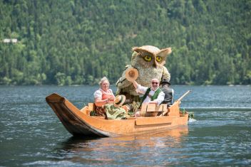 Aufwendig gesteckte Narzissenfiguren begeistern beim Bootskorso auf dem Grundlsee Gäste aus nah und fern.
