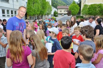 ÖAAB Chef Egon Gojer mit vielen Kindern aus dem Bezirk