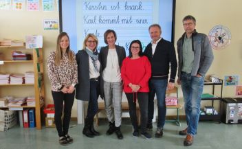 Die Klassenlehrerinnen der 1. Klassen Karin Gruber und Susanne Siegmund, Dir. Daniela Kolau-Rainer, Bgmin Elisabeth Krammel, Vizebgm Alfred Brandner, SR Siegfried Keinprecht und FR Gernot Kraiter