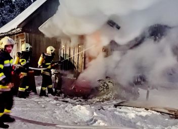 Hüttenbrand in Waldstück rasch unter Kontrolle