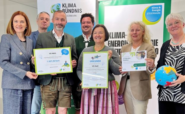 . Landesrätin Simone Schmiedtbauer, Energieberater Horst Köberl, Bürgermeister Christian Haider, Direktor Georg Schmid, Klassenlehrerin Monika Riedl, Klimaschutzkoordinatorin des Landes Steiermark Andrea Gössinger-Wieser und Stefanie Greiter (Klimabündnis Steiermark)