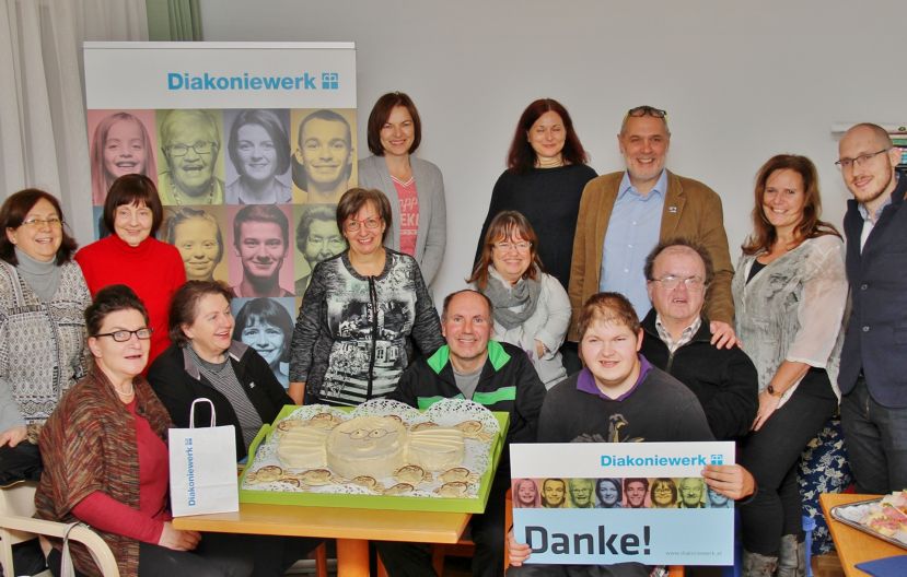 Monika Streicher (3.v.l., stehend) und das Team des Ladens freuen sich über die gelungene Überraschung
