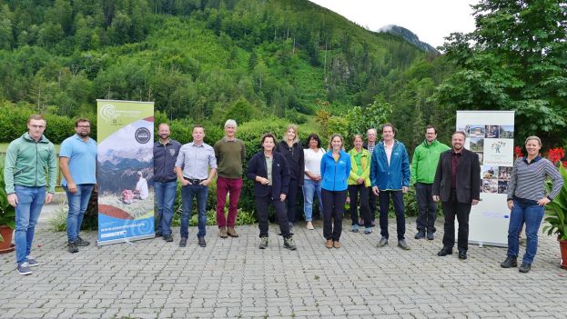 Landesrätin Mag.a Ursula Lackner mit VertreterInnen der Naturparkgemeinde Landl, Altenmarkt, Wildalpen und dem Natur- und Geoparkteam