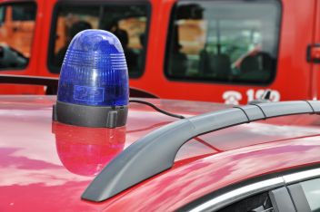 Lkw stürzt mehrere Meter ab