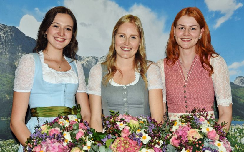 Die neuen Hoheiten stehen fest: Königin Michaela Ertlschweiger (Mitte), Prinzessin Sophia Hellwig (l.) und Prinzessin Celin Pichler (r.) werden am 1. Juni 2023 gekrönt. Sie repräsentieren ein Jahr lang das Ausseerland Salzkammergut.