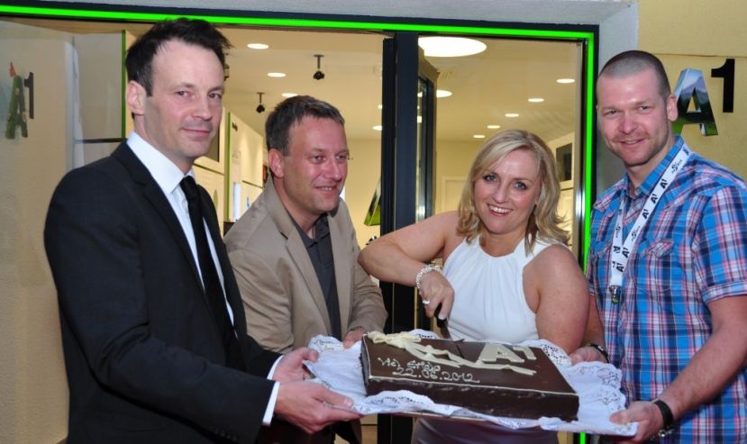 Guido Lenz, Leitung A1 Shop Group, Schladminger Vizebürgermeister Hannes Pichler, Gabriele Kaiser, A1 Shop Franchise Partnerin und Abfahrts-Weltcupsieger Klaus Kröll