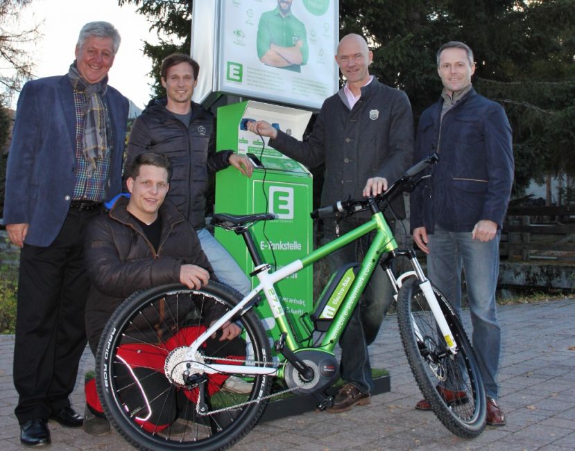 Bild v.l.n.r. stehend: Mag. Hans Miller (Schladming 2030 GmbH), Michael Rebernig (Sol-Energy GmbH), Bgm. Jürgen Winter, Kurt Umschaden (Energie Steiermark).