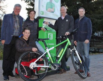 Bild v.l.n.r. stehend: Mag. Hans Miller (Schladming 2030 GmbH), Michael Rebernig (Sol-Energy GmbH), Bgm. Jürgen Winter, Kurt Umschaden (Energie Steiermark).