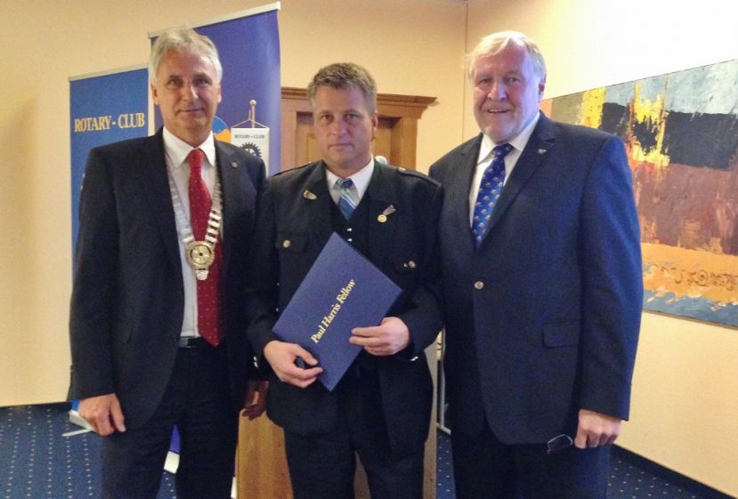 Rotary-Ausseerland Präsident Andre Leers mit Eduard Podsednik, der die Paul Harris Fellow Medaille erhielt und Governor Gerhard Hellmann