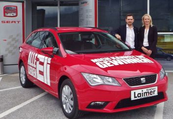 Mag. Daniela Schlemmer mit Ing. Thomas Otter und der neue Seat Leon