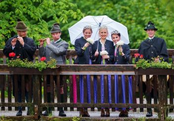 Die Narzissenhoheiten werden als königliche Regentinnen des Narzissenfests bestens umsorgt und auch bei schlechtem Wetter nicht im Regen stehen gelassen.