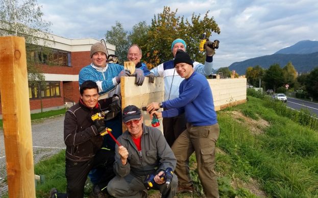 Lehrer errichten eine Schutzwand