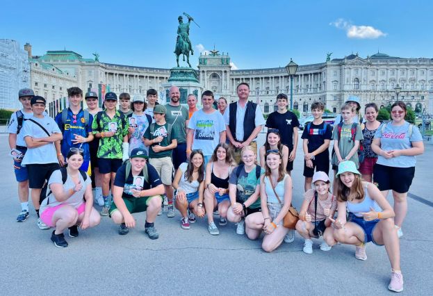 30 Schüler der Mittelschule und Mario Lindner