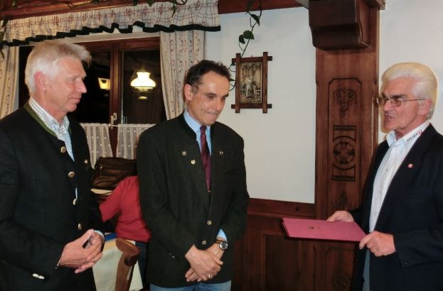 Gerhard Prüggler, Dr. Rolf Michael Seiser und Ing Polenat bei der Verleihung des Ehrenzeichens an Dr. Seiser.