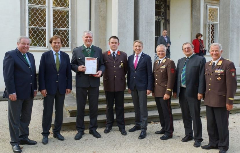 Johann Schweiger (3.v.l.) mit 1. LHMstv. Hermann Schützenhöfer, LHM Mag. Franz Voves, Feuerwehrkom. HBI Bernd Grüsser, WKO Präsident KR Ing. Josef HERK, Bundesfeuerwehrpr. Albert Kern, Leiter der pol. Expositur Gröbming Dr. Christian Sulzbacher, Landesbranddir. Stv. Gerhard Pötch
