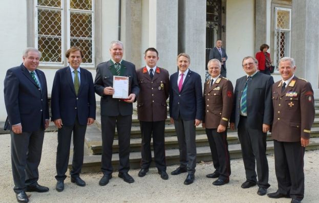Johann Schweiger (3.v.l.) mit 1. LHMstv. Hermann Schützenhöfer, LHM Mag. Franz Voves, Feuerwehrkom. HBI Bernd Grüsser, WKO Präsident KR Ing. Josef HERK, Bundesfeuerwehrpr. Albert Kern, Leiter der pol. Expositur Gröbming Dr. Christian Sulzbacher, Landesbranddir. Stv. Gerhard Pötch