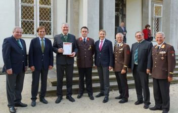 Johann Schweiger (3.v.l.) mit 1. LHMstv. Hermann Schützenhöfer, LHM Mag. Franz Voves, Feuerwehrkom. HBI Bernd Grüsser, WKO Präsident KR Ing. Josef HERK, Bundesfeuerwehrpr. Albert Kern, Leiter der pol. Expositur Gröbming Dr. Christian Sulzbacher, Landesbranddir. Stv. Gerhard Pötch