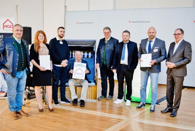 Herbert Sänger(Ländervertreter Steiemark), Sandra Radaelli(Heimleiterin Seniorenhoamat Lassing), Lukas Babic(Pflegeassistent Seniorenhoamat Lassing), Anton Gritsch(Bewohner Seniorenhoamat Lassing), Jakob Kabas(Geschäftsführer Sozialhilfeverband Liezen), Reinhard Fischer(Haustechniker Seniorenhoamat Lassing), Christof Zamberger(Einrichtungsleiter Seniorenhoamat Lassing) und Johannes Rauch, Bundesminister für Soziales, Gesundheit, Pflege und Konsumentenschutz