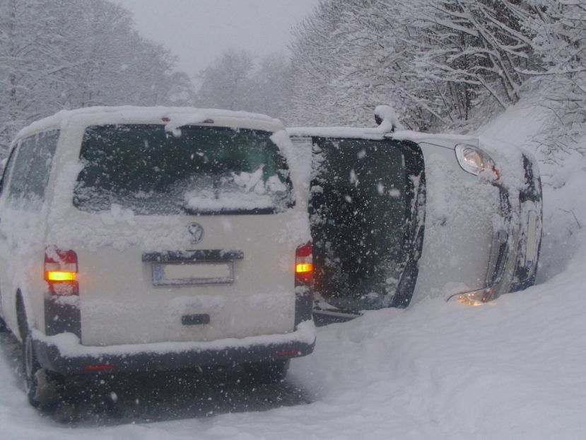 Umgestürzter Kleinbus bei Frauenberg