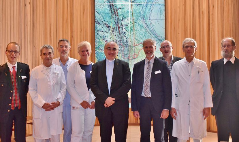 Bischof Krautwaschl und Mitglieder der Klinikleitung in der Kapelle der Klinik Schladming