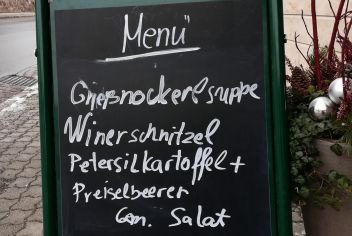 Aufsteller vor einem traditionellen Lokal ohne Migrationshintergrund in Liezen.