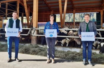 Fotowettbewerb Weltmilchtag_vlnr Kammerobmann Peter Kettner, Bezirksbäuerin Viktoria Brandner und Aufsichtsratvorsitzender der Ennstal Milch Andreas Radlingmaier