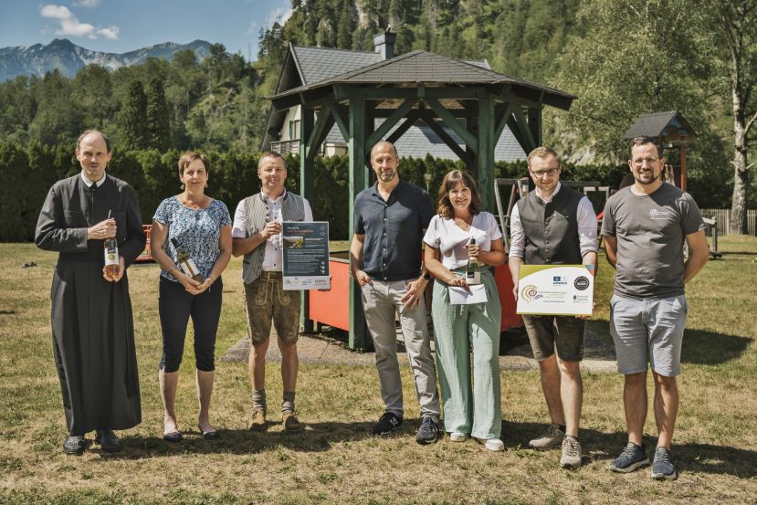 Pater Englbergt und Loretta Kain (Seelsorgeraum Eisenwurzen), Stefan Ganser (Bgm Gemeinde Wildalpen), Christoph Rigler (Gemeinderat Wildalpen), Heike Eisbacher (Sprecherin des Audioguides), Florian Kain (Vizebgm Wildalpen) und Oliver Gulas-Wöhri (GF Natur- und Geopark St. Eisenwurzen)