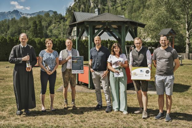 Pater Englbergt und Loretta Kain (Seelsorgeraum Eisenwurzen), Stefan Ganser (Bgm Gemeinde Wildalpen), Christoph Rigler (Gemeinderat Wildalpen), Heike Eisbacher (Sprecherin des Audioguides), Florian Kain (Vizebgm Wildalpen) und Oliver Gulas-Wöhri (GF Natur- und Geopark St. Eisenwurzen)