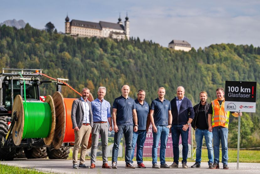 Am Bild von links: Bgm. Christian Haider, GF LAYJET GmbH Rainer Dunst, GF RML Infrastruktur GmbH Johannes Gungl, Projektleitung RML Infrastruktur GmbH Patrick Putre, Alexander Linder, Bgm. Reinhard Metschitzer, Projektleitung LAYJET GmbH Roland Hütter, Polier LAYJET GmbH Franz Wagenhofer