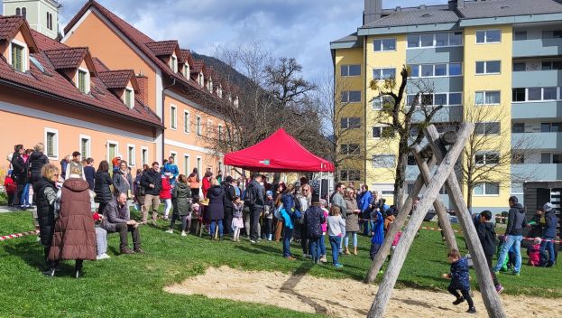 Kinder und Familien begeistert vom Osterhasen