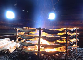 Die Delikatessen aus den Salzkammergut-Seen werden direkt am Feuer frisch zubereitet und in der mystischen Hüttenumgebung an den Seeufern genossen.