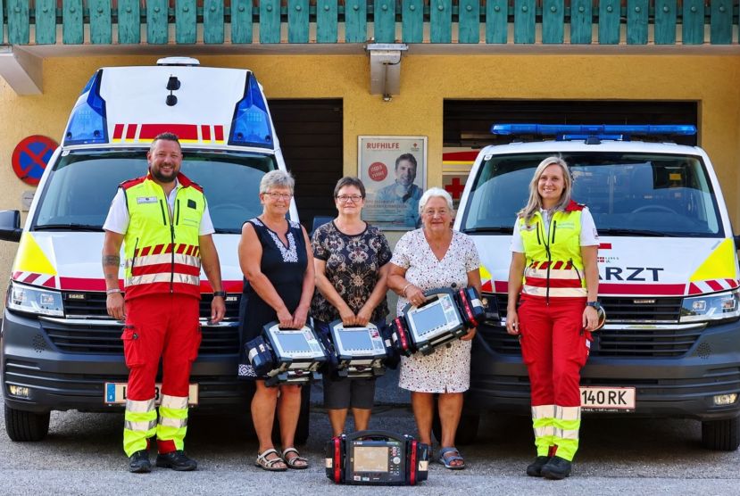 Dienstführender Michael Almer, Christl Köberl vom Tauschmarkt Bad Aussee, Erika Baumann vom Tauschmark Grundlsee, Barbara Freller vom Tauschmarkt Altaussee und Leitende Notfallsanitäterin Lisa Klanner
