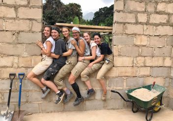 Einige fleißige Helferinnen der HTL Mödling in Morogoro