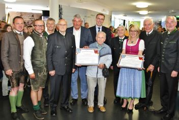 Tourismusverbandsgeschäftsführer Hansjörg Stocker, Partnerschaftsreferent Lukas Seyfried, Tourismusverbandsobmann Gottlieb Stocker, Heribert Thaller, Partnerschaftsdezernent Karl Heinz Kräuter, Mid Europe OK-Vorsitzender Kurt Pfleger, Arthur Rudolf, ÖKB Obmann Peter Brunner, Fritz Danklmaier, DÖG Präsident und Abgeordneter zum Deutschen Bundestag Hans-Jürgen Irmer mit der Urkunde zur Erneuerung des Partnerschaftsschwures