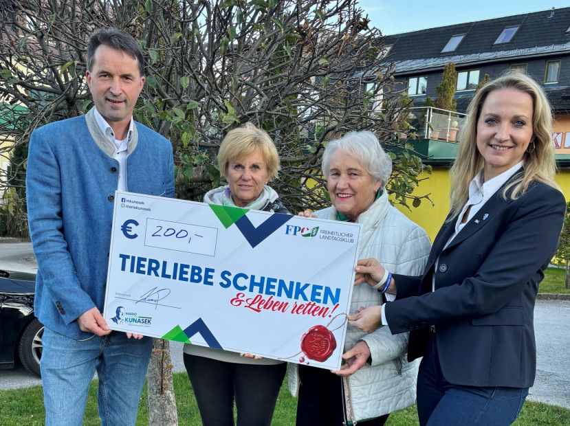 Albert Royer und Eva Kroismayr-Baier unterstützen auch Renate Zimmermann und Edeltraud Regner mit einem Gutschein über 200 Euro.