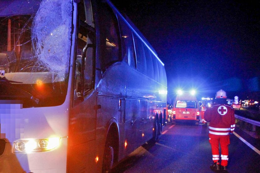 Verkehrsunfall mit Reisebus auf der B 320