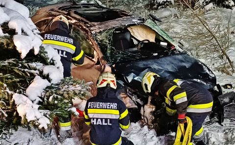 Feuerwehr befreit verunglückten Lenker