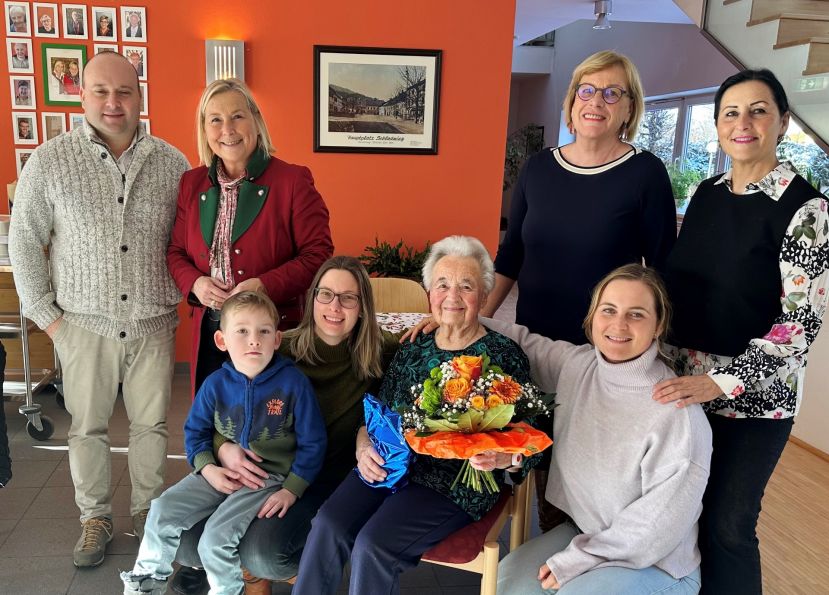 Hilda mit Familie und Vizebgmin Drechsler und GR Pürcher