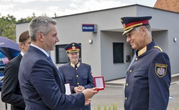 Im Rahmen der Eröffnung der Polizeiinspektion Leutschach wurde Generalmajor Peter Klöbl von Innenminister Karl Nehammer mit dem Großen Ehrenzeichen für Verdienste um die Republik Österreich ausgezeichnet.