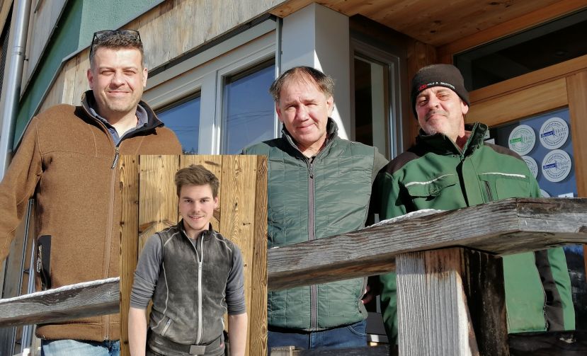 • Gernot Huber und Edi Reisinger (beide GF) mit Udo Blindhofer, der bereits vor 35 Jahren seine Lehre im Betrieb begonnen hat und Andreas Tasch (Lehrling) direkt von einer der ersten Baustellen des Jahres.