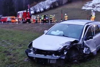 Verkehrsunfall auf der B320 bei Haus/E