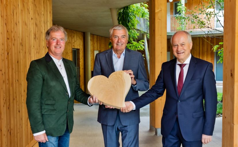 Obmann Paul Lang (pro Holz Steiermark), Geschäftsführer Wolfram Sacherer (Wohnbaugruppe Ennstal) und Landesrat Hans Seitinger 