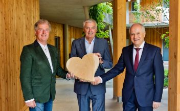 Obmann Paul Lang (pro Holz Steiermark), Geschäftsführer Wolfram Sacherer (Wohnbaugruppe Ennstal) und Landesrat Hans Seitinger