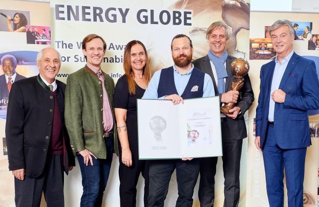 Energy Globe Award Gründer Wolfgang Neumann, DI BSc Philipp Wagner (TU Graz), Mag. Natascha Lackner-Huber (Ennstal Milch Fördermanagement), Marco Krojac (Ennstal Milch Technik Projekte), Ennstal Milch GF Harald Steinlechner, Energie AG Gen.-Dir. und Vorstandsvorsitzender Werner Steinecker.