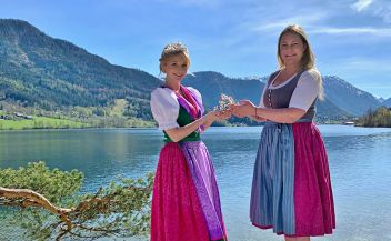Nun hat Narzissenprinzessin Katharina Raich (l.) ihre eigene Krone. Sie gab das geliehene Stück Romana Syen (r.) zurück, die 2002 zur Prinzessin gekrönt worden war.