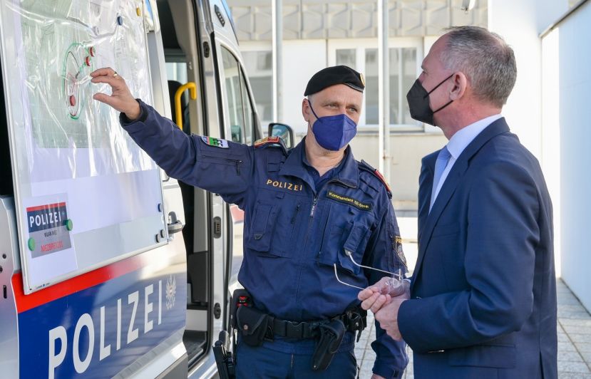 Bundesminister Gerhard Karner besichtigt die Mobile Einsatz-Zentrale