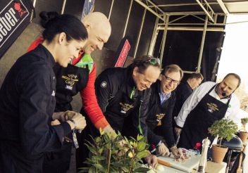 Bgm. Jürgen Winter, Dir. Georg Bliem und Landesrat Dr. Christian Buchmann am Grill mit Johann Lafer