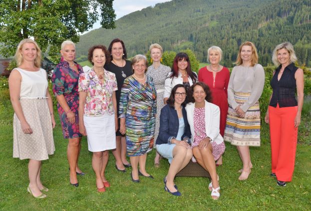 Das neue Lions-Vorstandsteam im 20. Jubiläumsjahr: (vlnr: Andrea Fink, Belinda Leiter, Helga Töchterle, Marion Gebetsroither, Monika Streicher, Ines Wolmuther, Julia Buchegger (sitzend), Petra Frewein (sitzend), Barbara Maxonus, Christine Schultes, Christina Hämmerle, Susanne Aigner-Haas